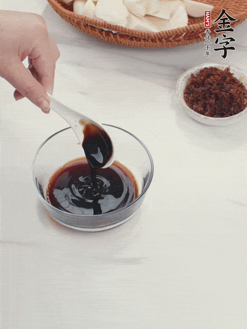 將生抽、老抽、黃酒和白砂糖在小碗里調(diào)成味汁。