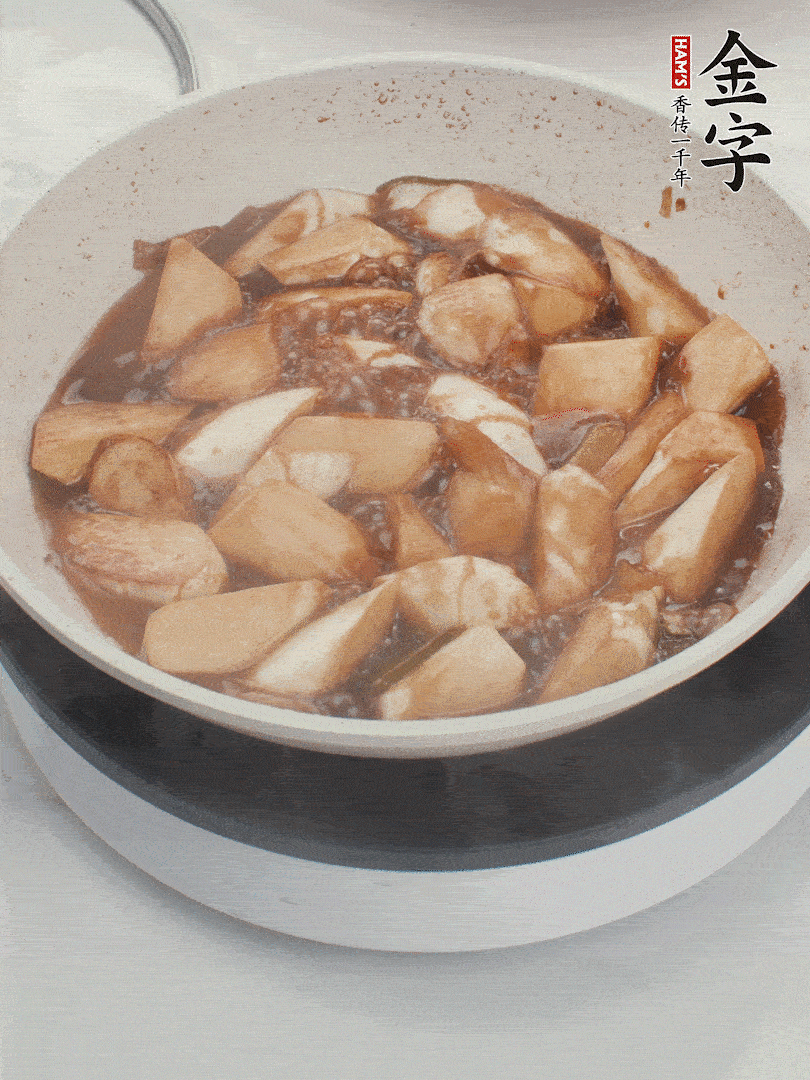 待茭白煸到微微發(fā)黃加入調(diào)好的味汁翻炒。加一小碗清水蓋蓋子燜3-4分鐘。