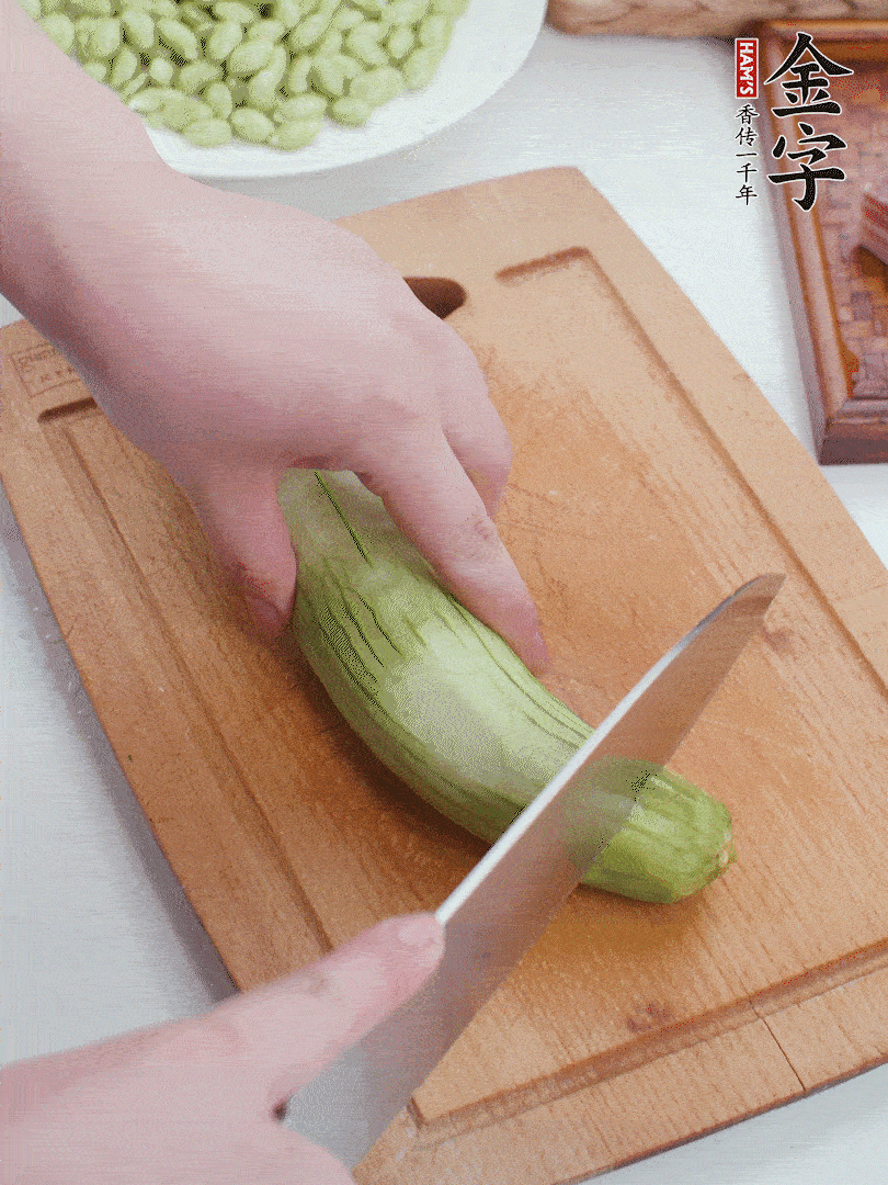 絲瓜去掉外皮，去掉兩端，切成滾刀塊。