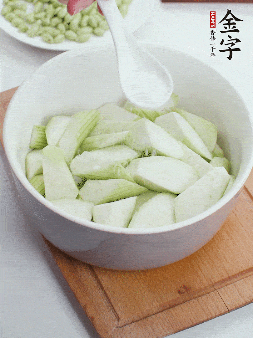 水中加1勺鹽浸泡，防止變黑。
