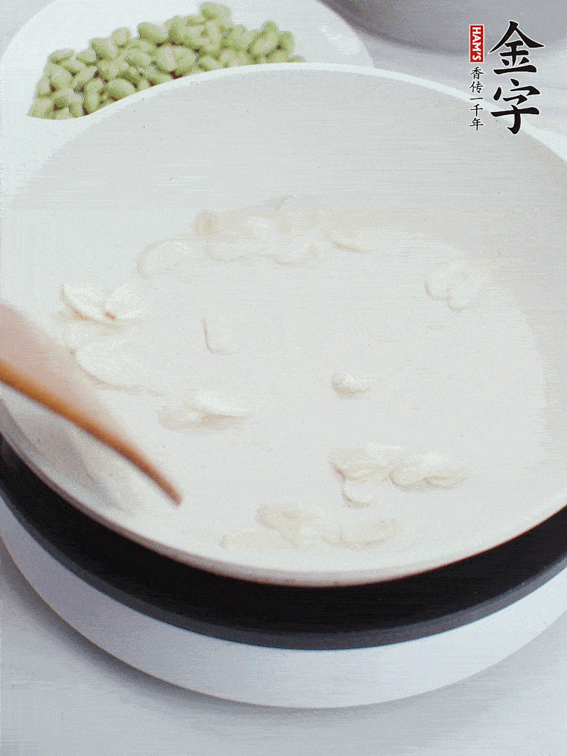 金字淡咸肉煮15分鐘，撈出切片。油5成熱時(shí)，蒜末、咸肉爆香。