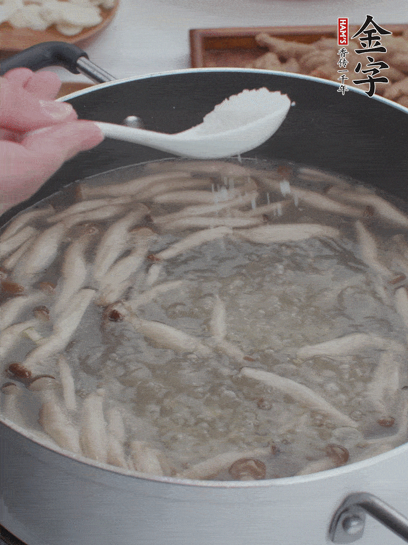 1勺鹽、一點(diǎn)胡椒粉調(diào)味。