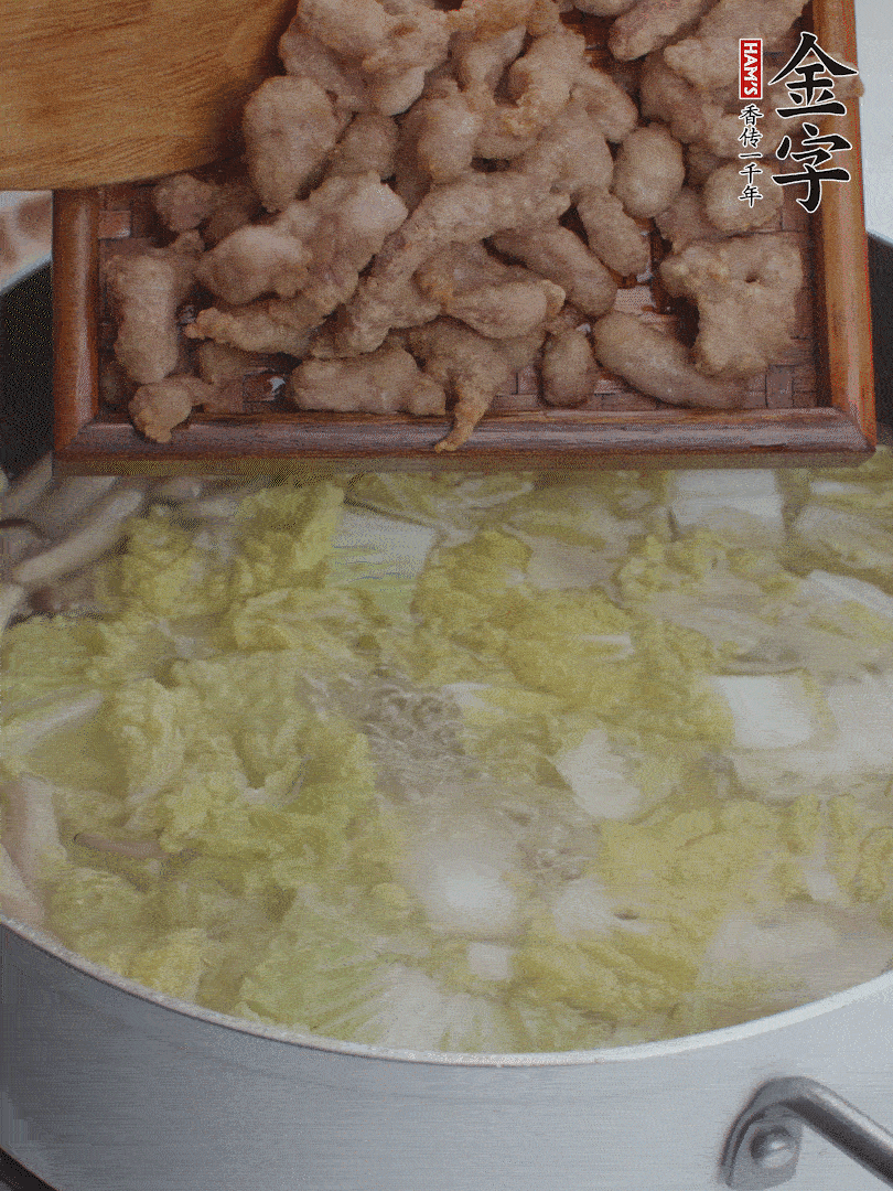 水開后煮10分鐘，下娃娃菜、小酥肉煮3分鐘。