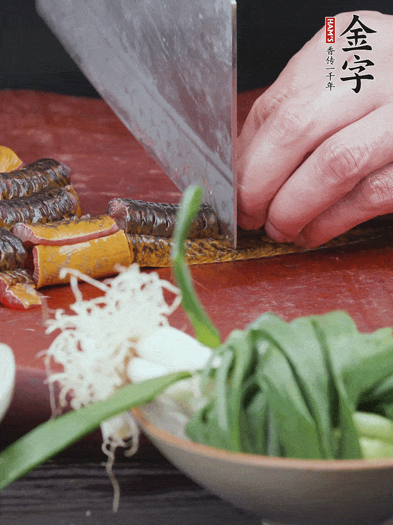 黃鱔去內(nèi)臟洗凈，切花刀斬段。沸水下鍋，加黃酒焯水去血沫。