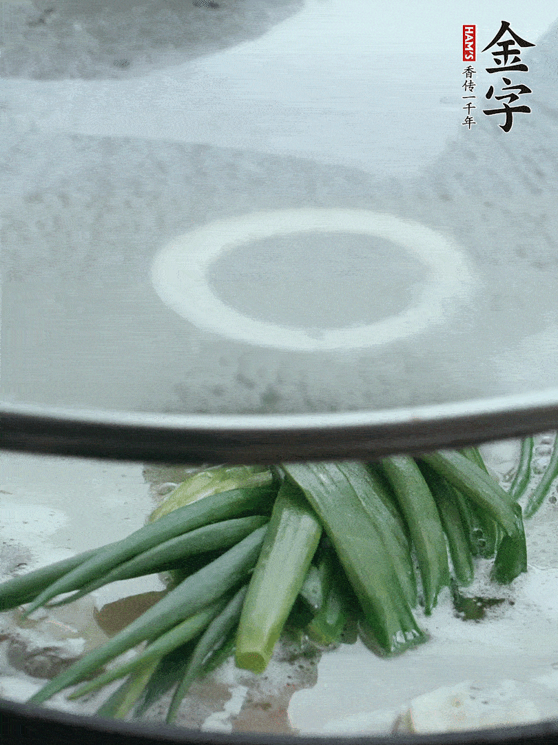 加蔥結(jié)去腥，大火開后中火燒20分鐘。