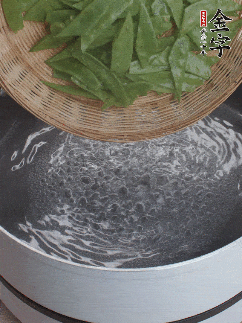 甜豆莢撕掉老筋，斜切兩半，焯水1分鐘。