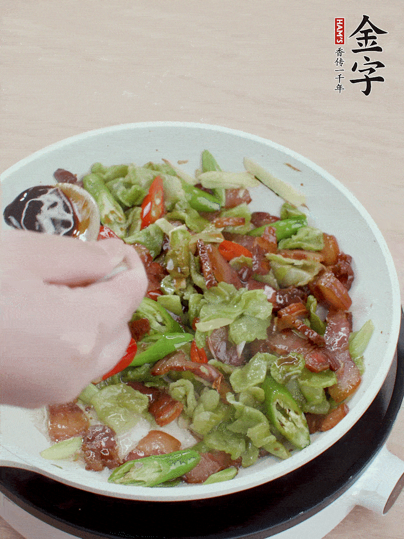 2勺生抽調(diào)味，最后撒蒜葉。