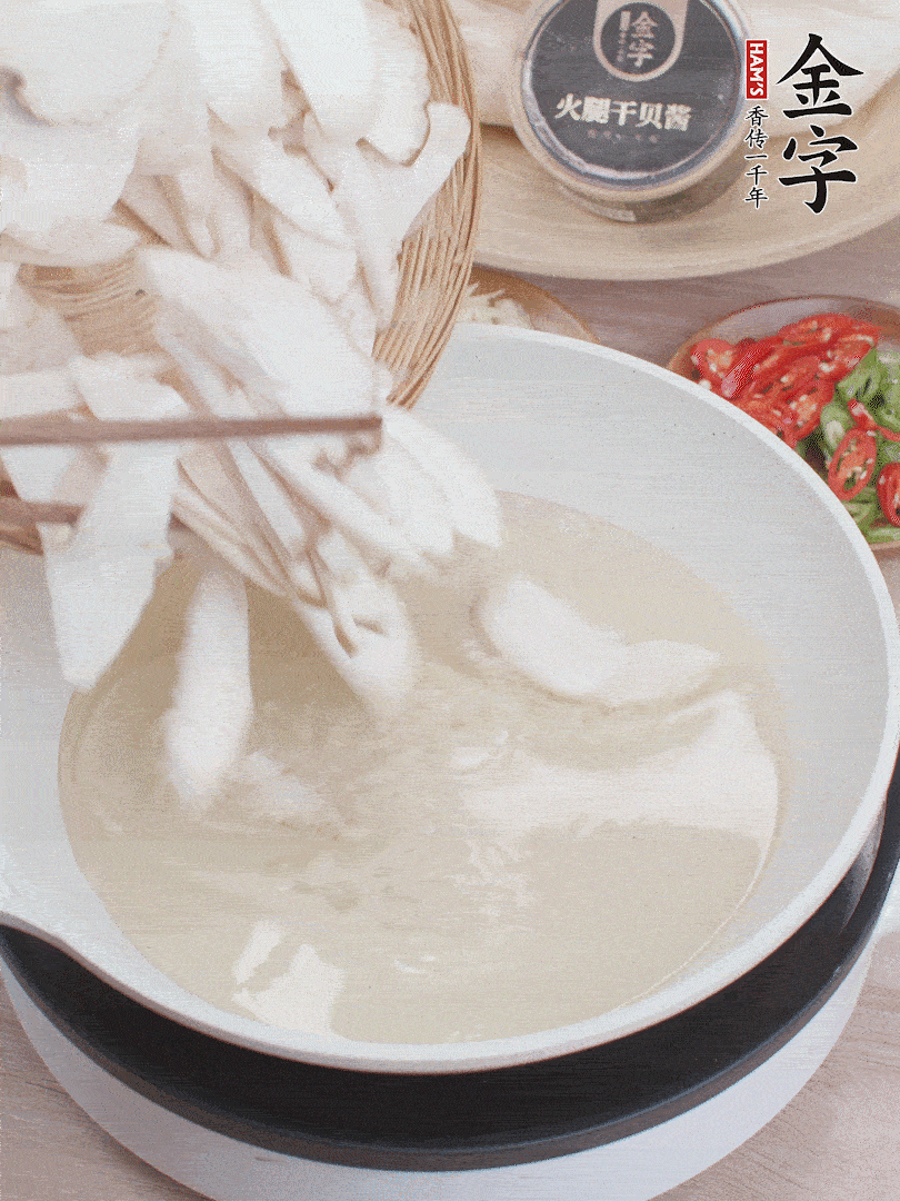 杏鮑菇切成片，油溫7層熱炸2分鐘。