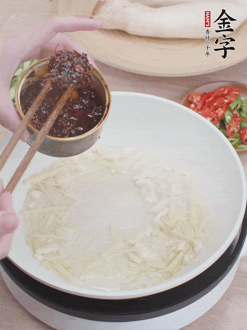 起鍋熱油，姜蒜、金字火腿干貝醬煸香。
