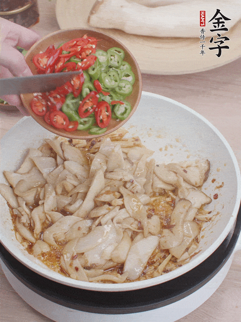 下杏鮑菇、青紅辣椒炒出香味。