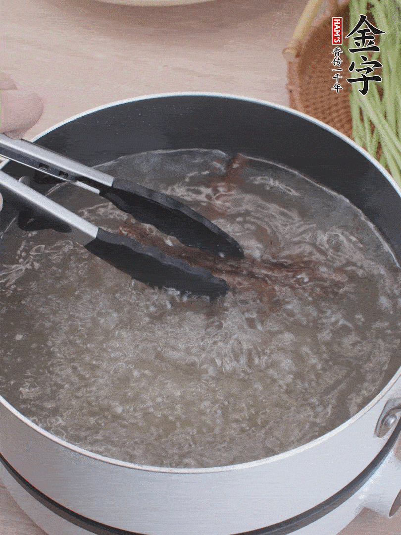 金字醬油肉下鍋煮10分鐘，切薄片。