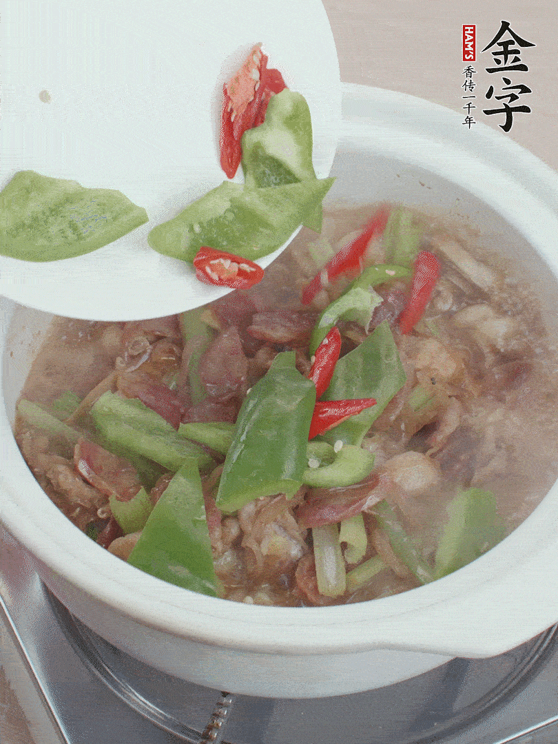 下綠菜椒，翻炒1分鐘。