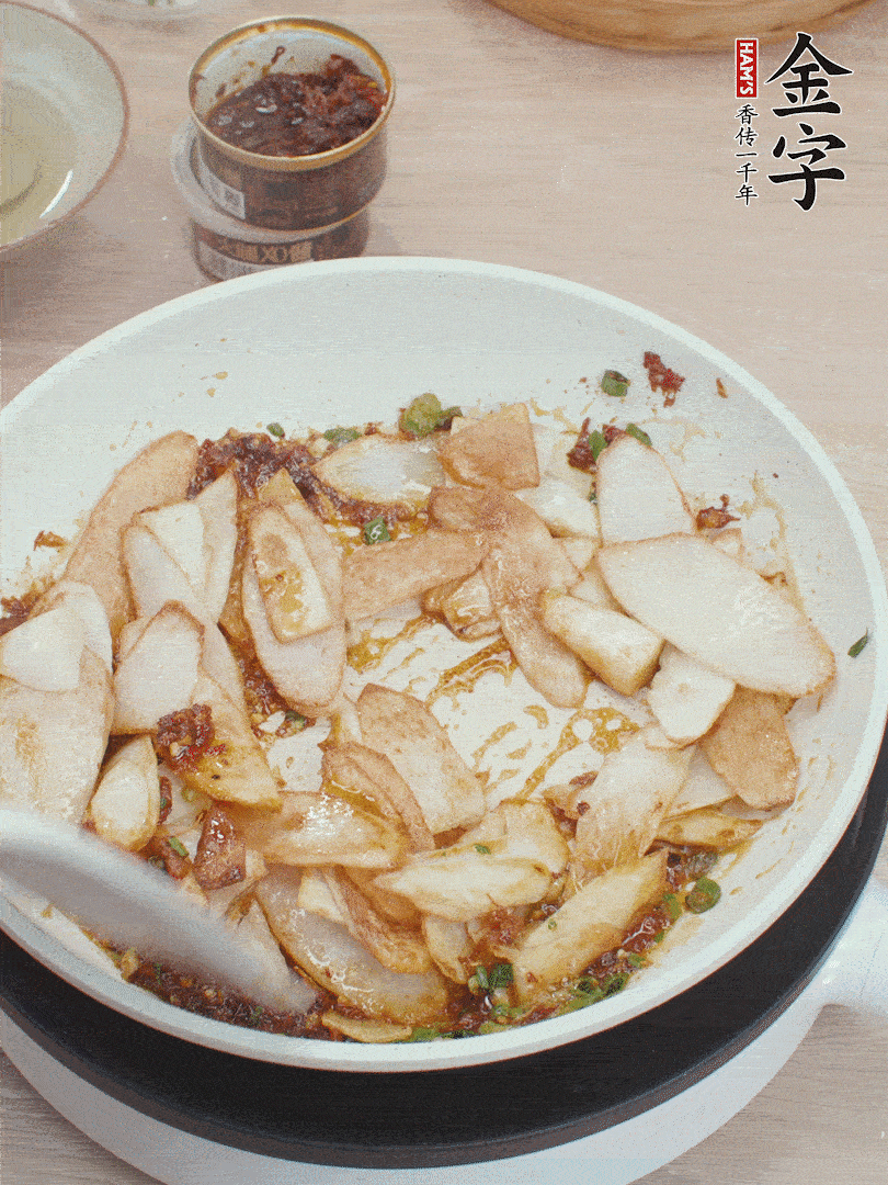 下山藥炒勻，撒蔥花。