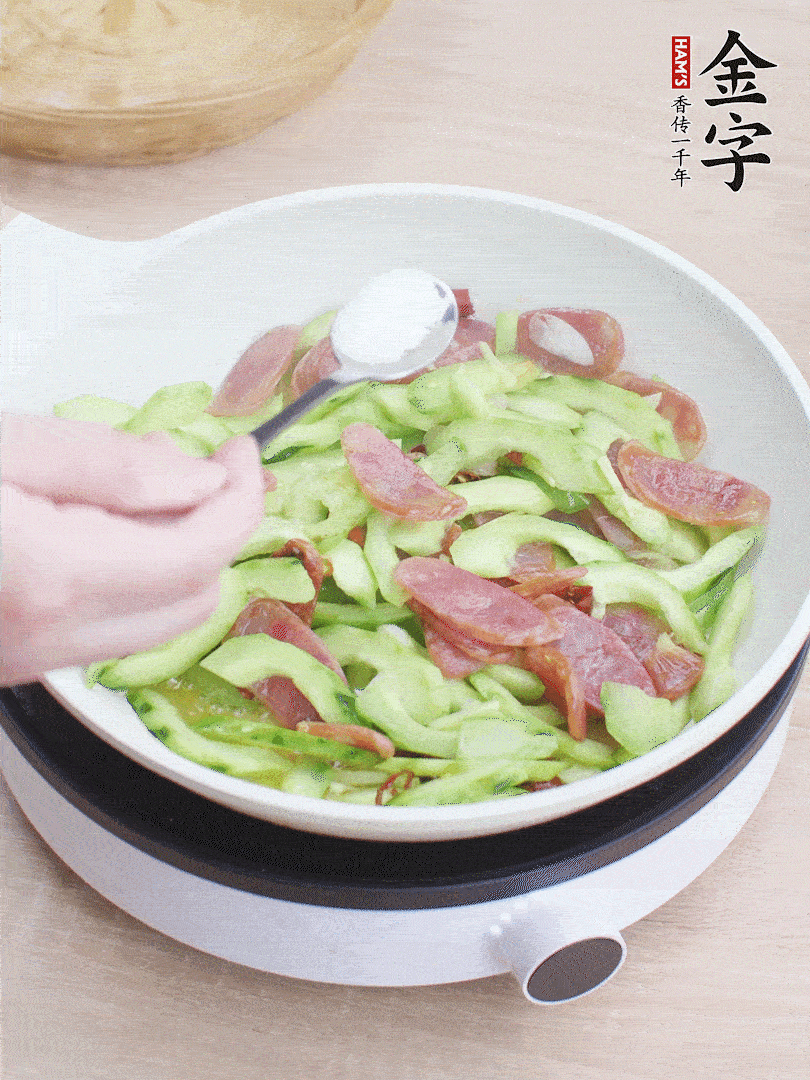 淋點開水，半勺白糖、1勺生抽調(diào)味。