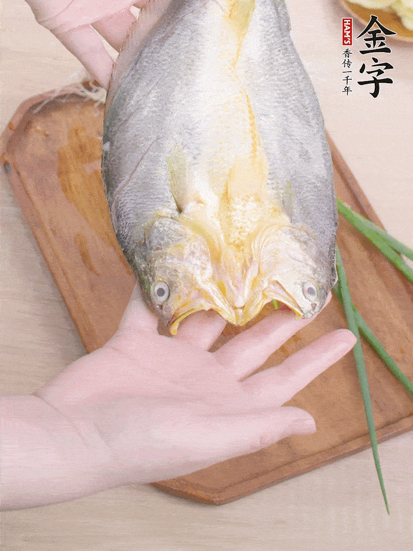 黃魚背部開刀，洗凈切花刀。適量鹽涂抹魚身兩面。