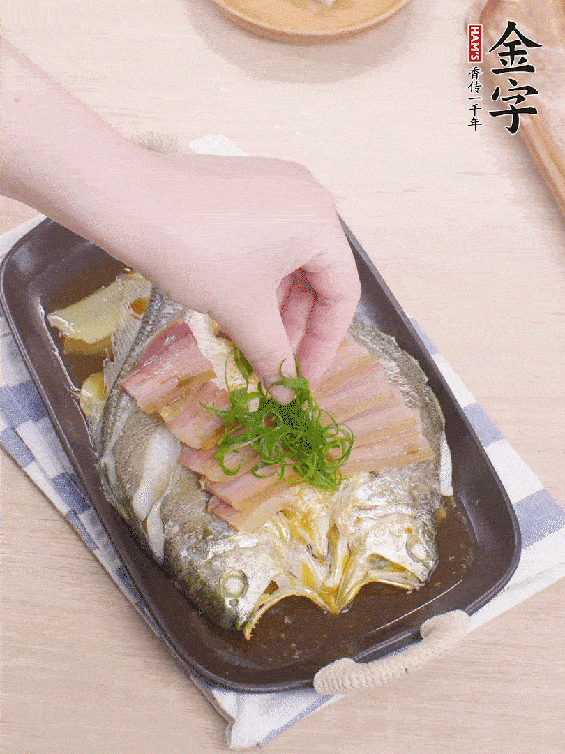 取出姜蔥，淋2勺蒸魚豉油，擺蔥絲。