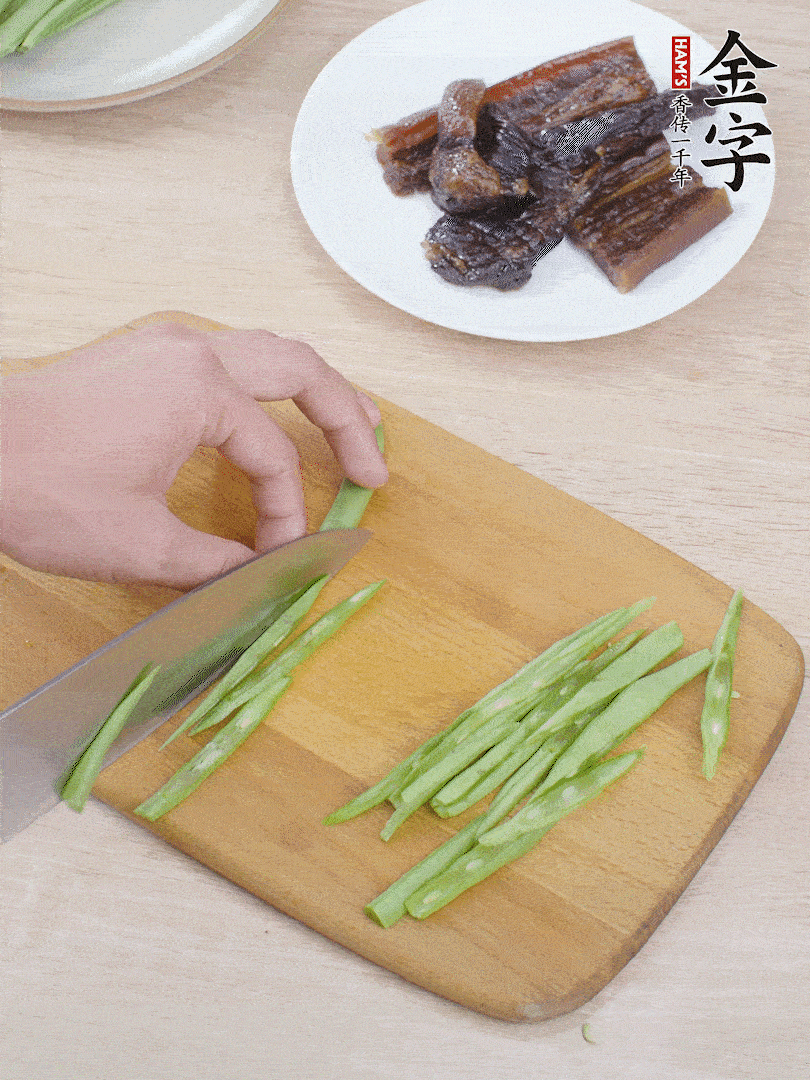 四季豆切絲。