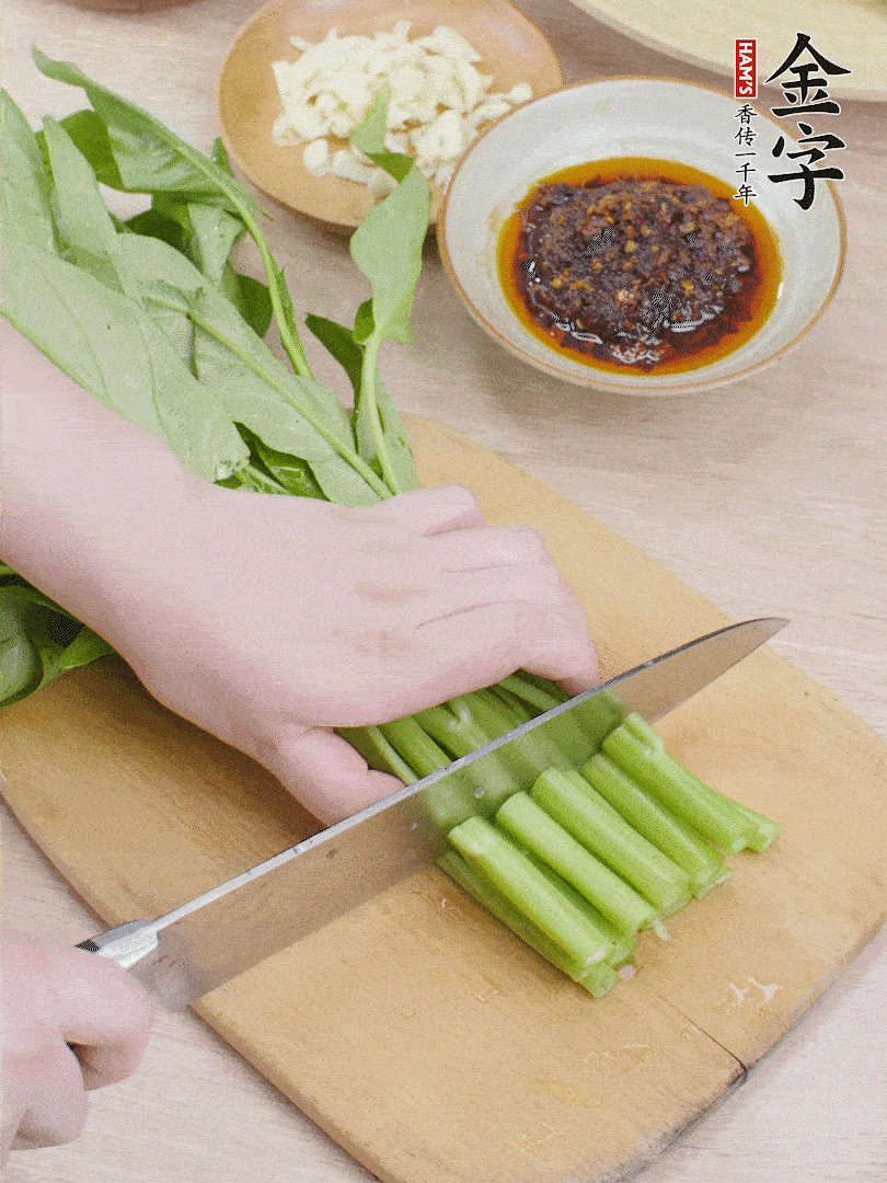 空心菜切段，大蒜拍碎切末。