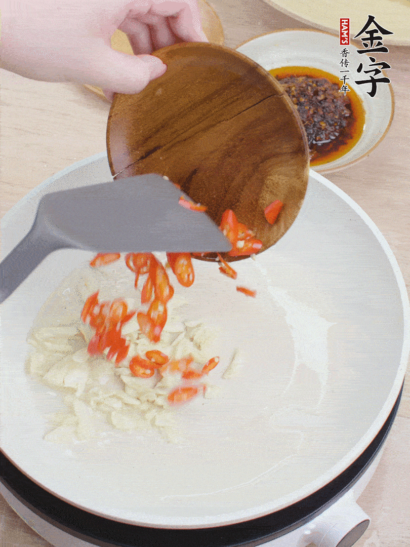 油熱煸香蒜末、辣椒。