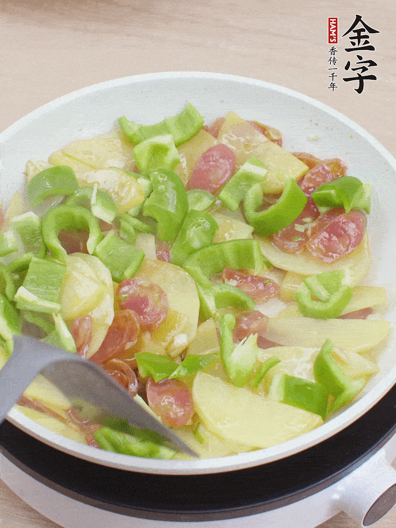 下辣椒翻炒1分鐘。