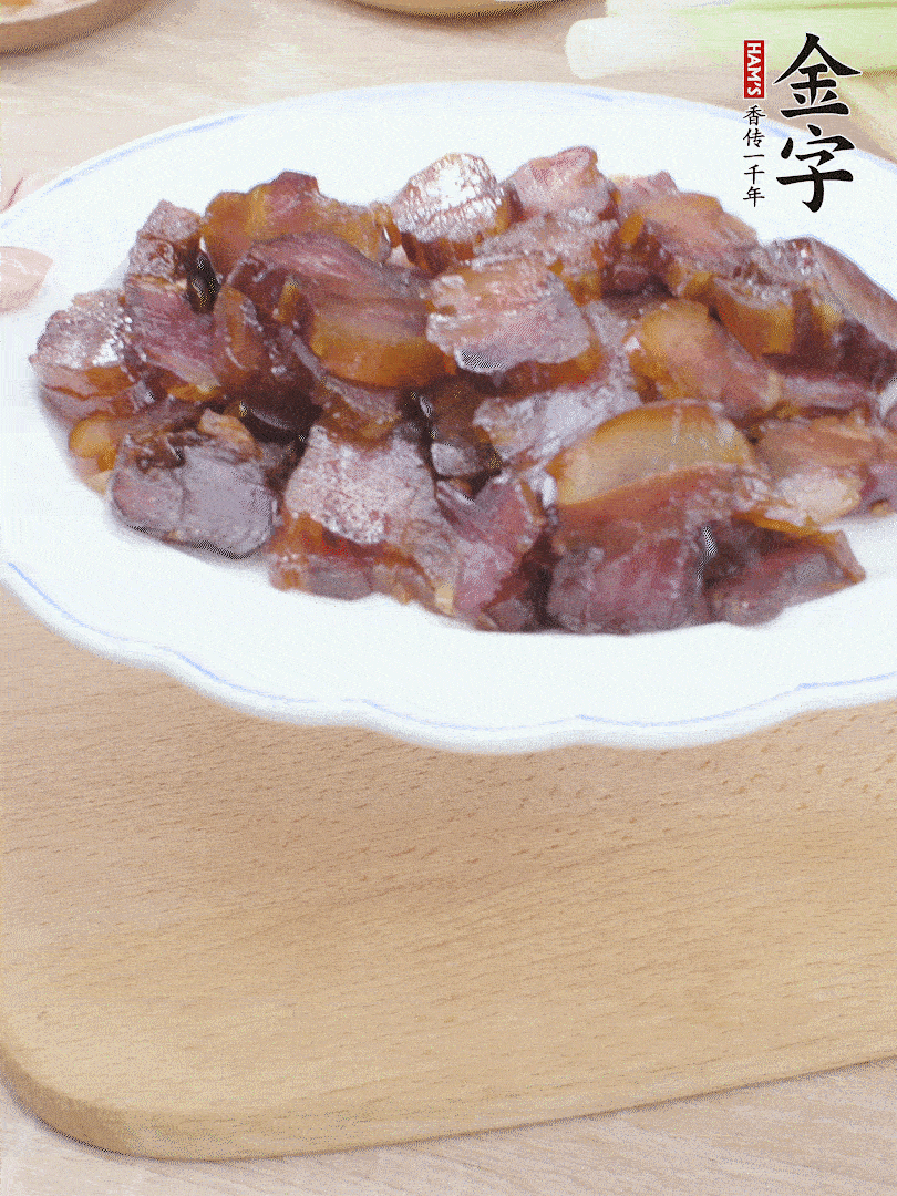 金字醬油肉水煮15分鐘，切薄片。