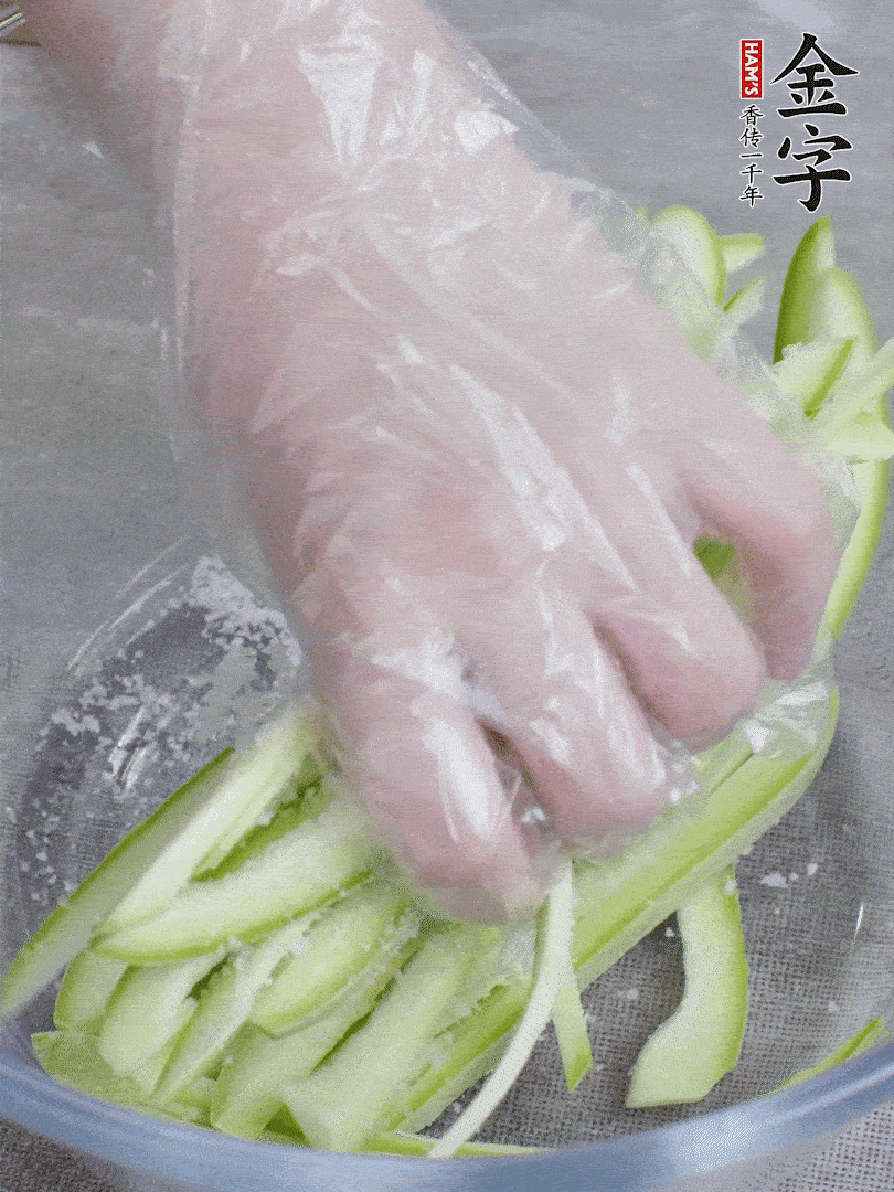 加鹽腌制15分鐘，清洗后擠干水份。
