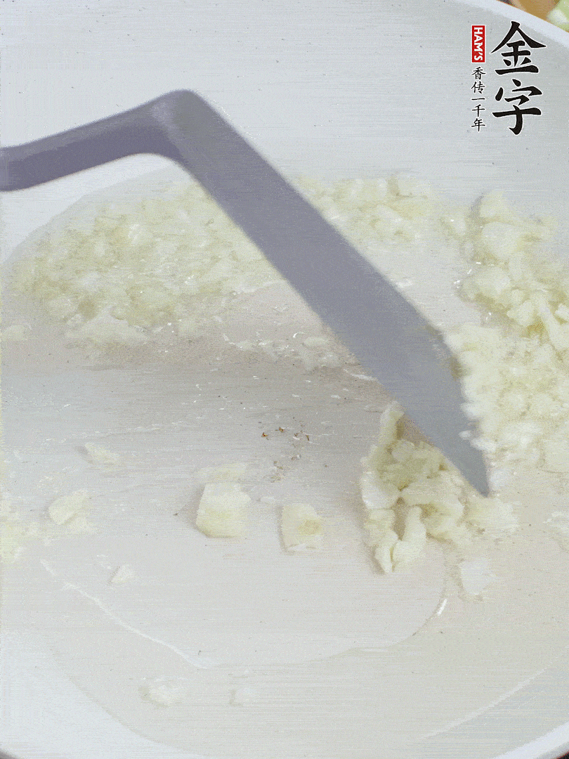 冷鍋熱油，下大蒜煎至兩面微黃。