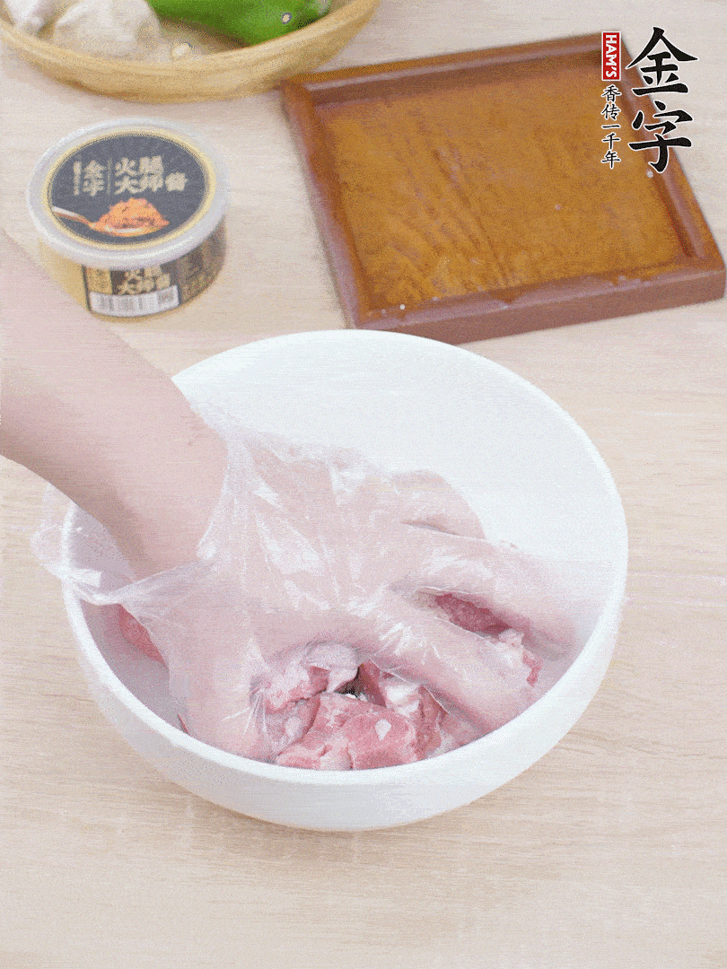 豬小排，加1勺料酒、1勺蠔油、1/3勺白胡椒粉、淀粉，抓拌均勻腌漬30分鐘。青椒去蒂去籽切塊。洋蔥去皮切塊。