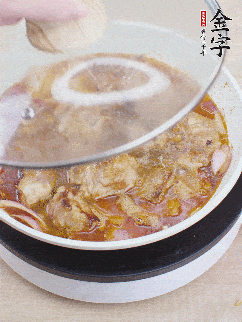 下小排翻炒，加1勺生抽、1點(diǎn)白砂糖和少許水燜2分鐘。