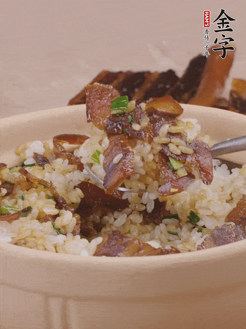 揭蓋后撒點蔥花裝飾，趁熱拌勻。