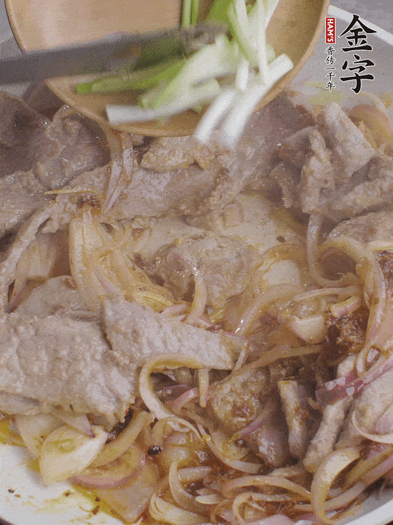 下牛肉、蔥段快炒。