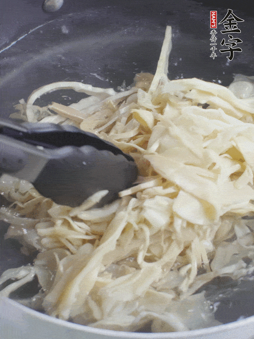 糯米筍焯水1分鐘，過涼水，擠干水份。