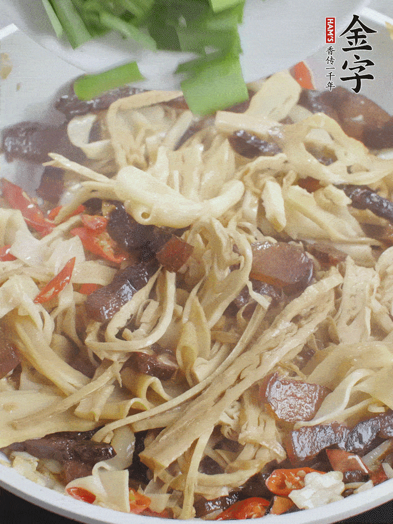 翻炒均勻，下蒜葉。