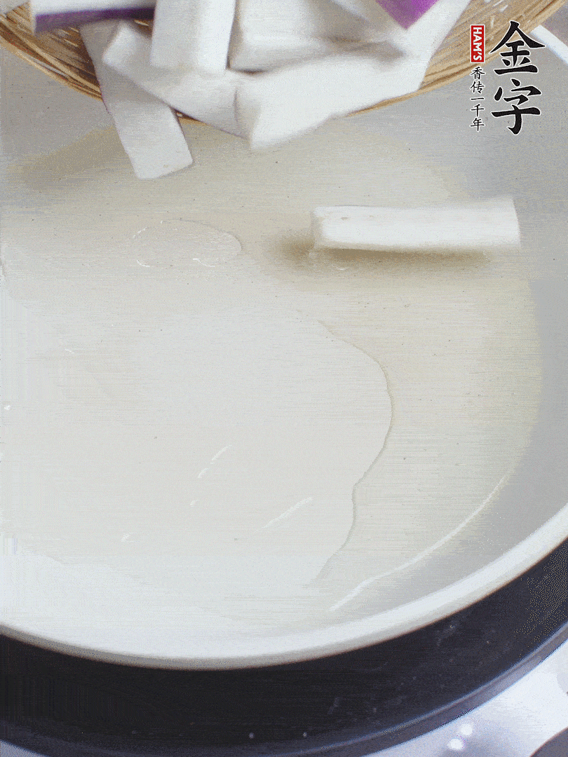 杭茄洗凈去蒂，縱向剖成4份，切成長(zhǎng)10cm左右的段。白洋蔥切絲。口蘑洗凈去掉柄。紅椒切菱形片。