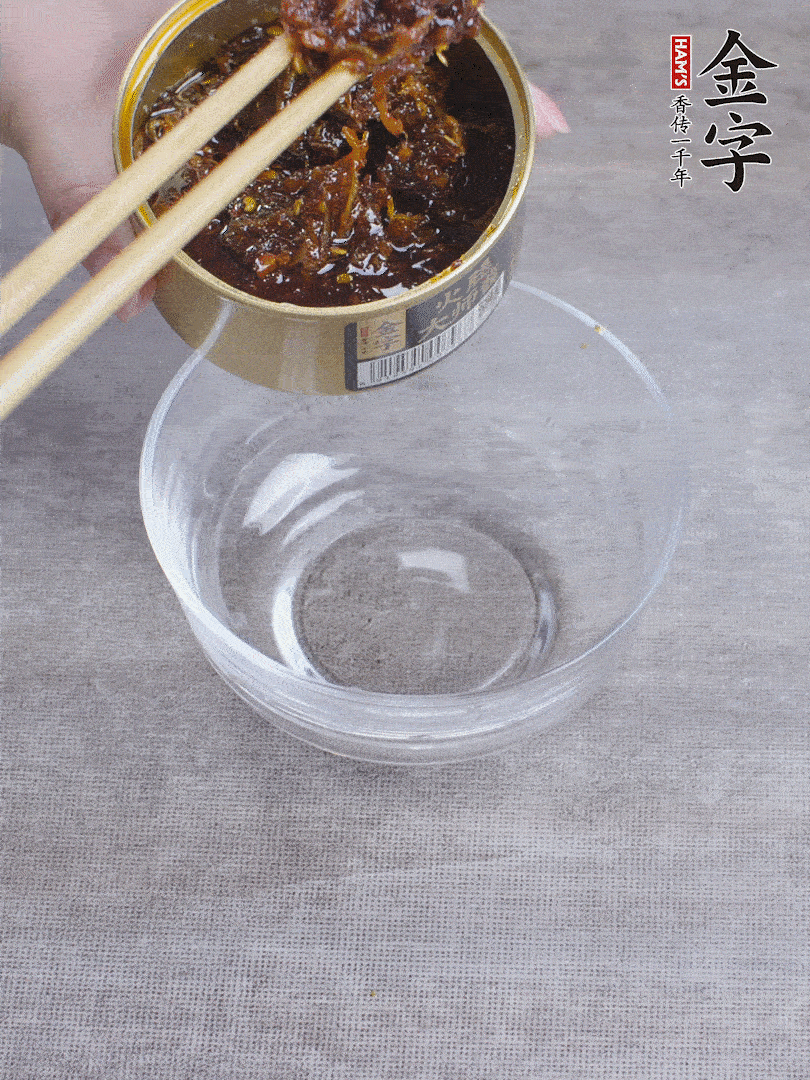 金字火腿大師醬2勺、醬油1勺、白砂糖1/2勺調(diào)勻。
