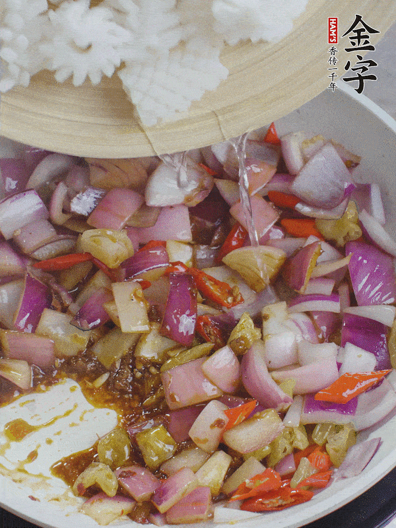 下魷魚(yú)花，2勺料酒炒勻。