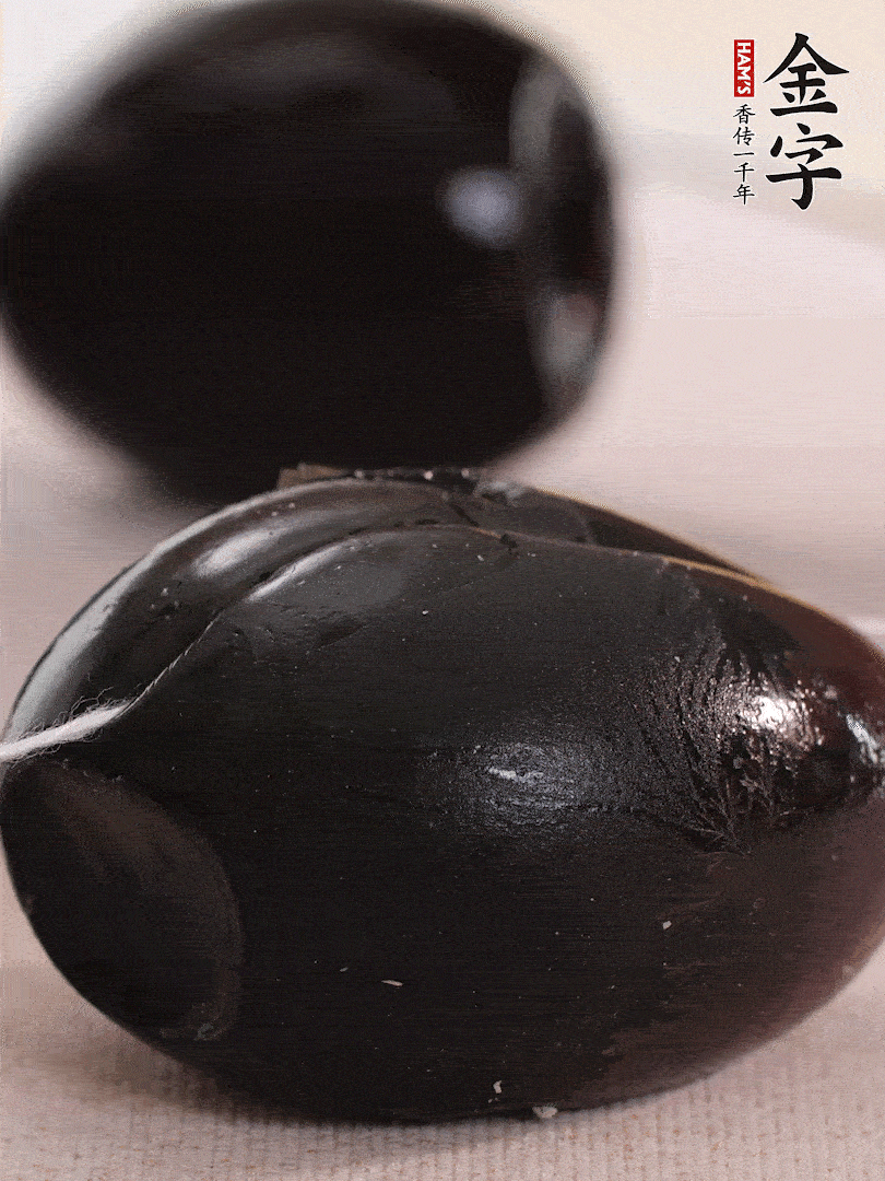 娃娃菜金針菇去跟洗凈，皮蛋改刀。