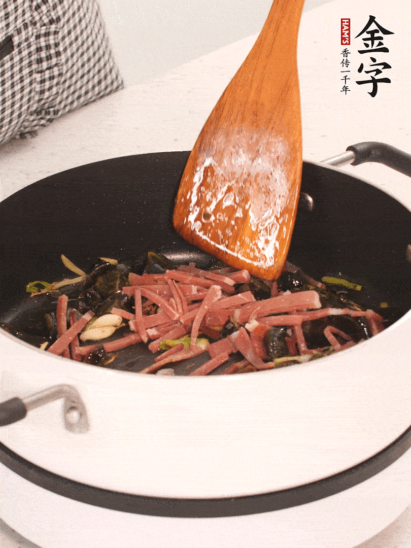 加入火腿煸炒一會(huì)，倒入開水燉煮15分鐘。