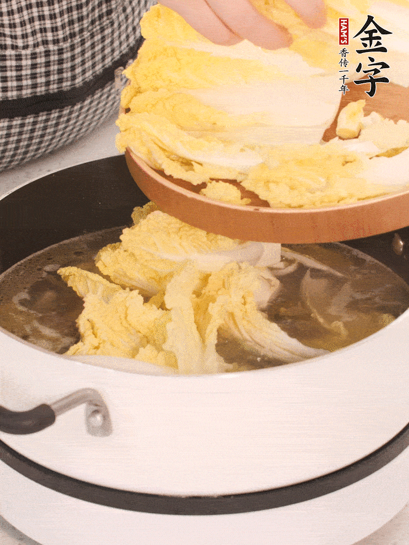 放入娃娃菜、金針菇再燉煮5分鐘。