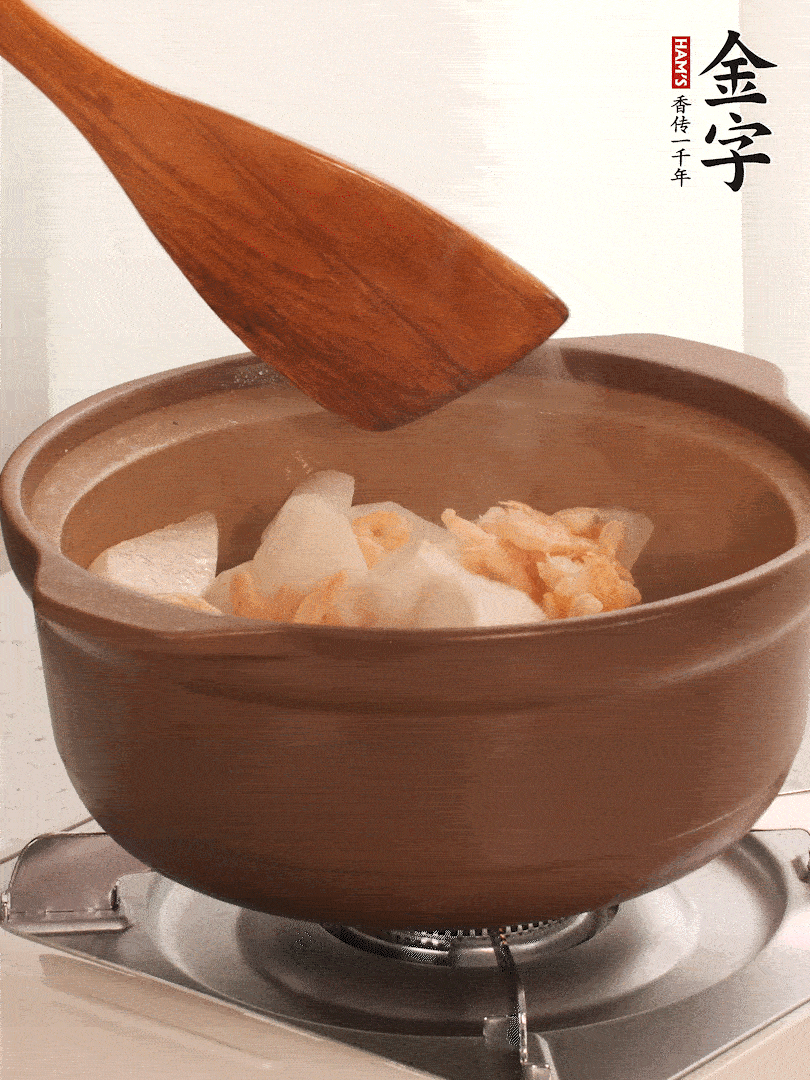 放白蘿卜、海米煸炒1-2分鐘，白蘿卜一定要先炒過再燉湯，香味更足。