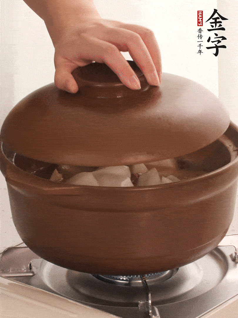 倒沒過食材的熱水，大火燒開。蓋上蓋子轉(zhuǎn)中小火，燉15-20分鐘。等蘿卜煮到喜歡的軟爛度就可以關火。