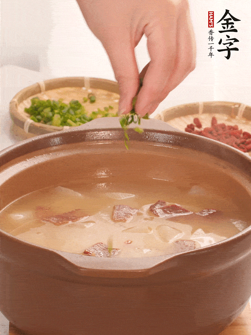 最后點綴點小蔥花、枸杞，增色提味。