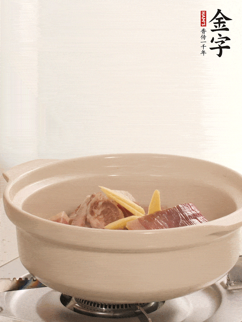 湯鍋放入排骨、火腿、姜，加適量水。煮開(kāi)后轉(zhuǎn)小火燉40分鐘。