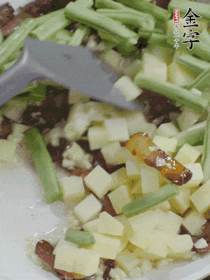 下蒜末、豆角、土豆塊翻炒。