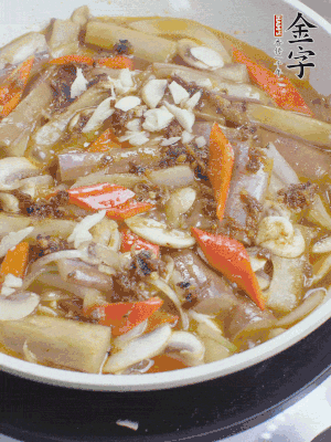 撒蒜末、香菜末。