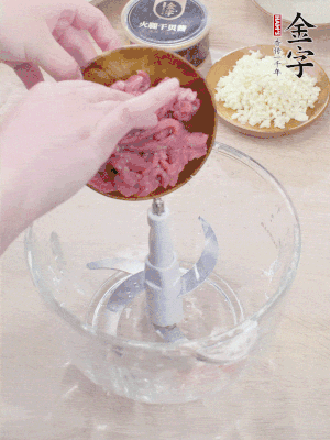 江南野筍干浸泡至軟；豬五花肉切薄片；腐皮改刀切成長(zhǎng)方形。