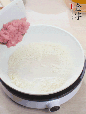 下火腿片、筍干均勻翻炒后，加2勺料酒、適量清水。