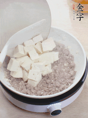 蓋蓋燉煮20分鐘后，加腐皮，撒一點(diǎn)枸杞。
