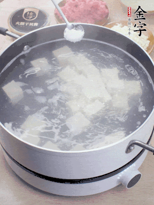 豆腐切成大小均勻正方體，鍋內放水，加一點鹽焯水10秒。