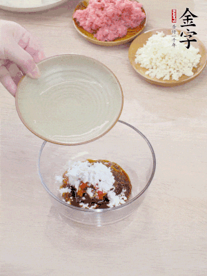 調料汁：金字火腿干貝醬2勺、剁椒1/2勺、生抽1/2勺、淀粉2勺、清水半碗。